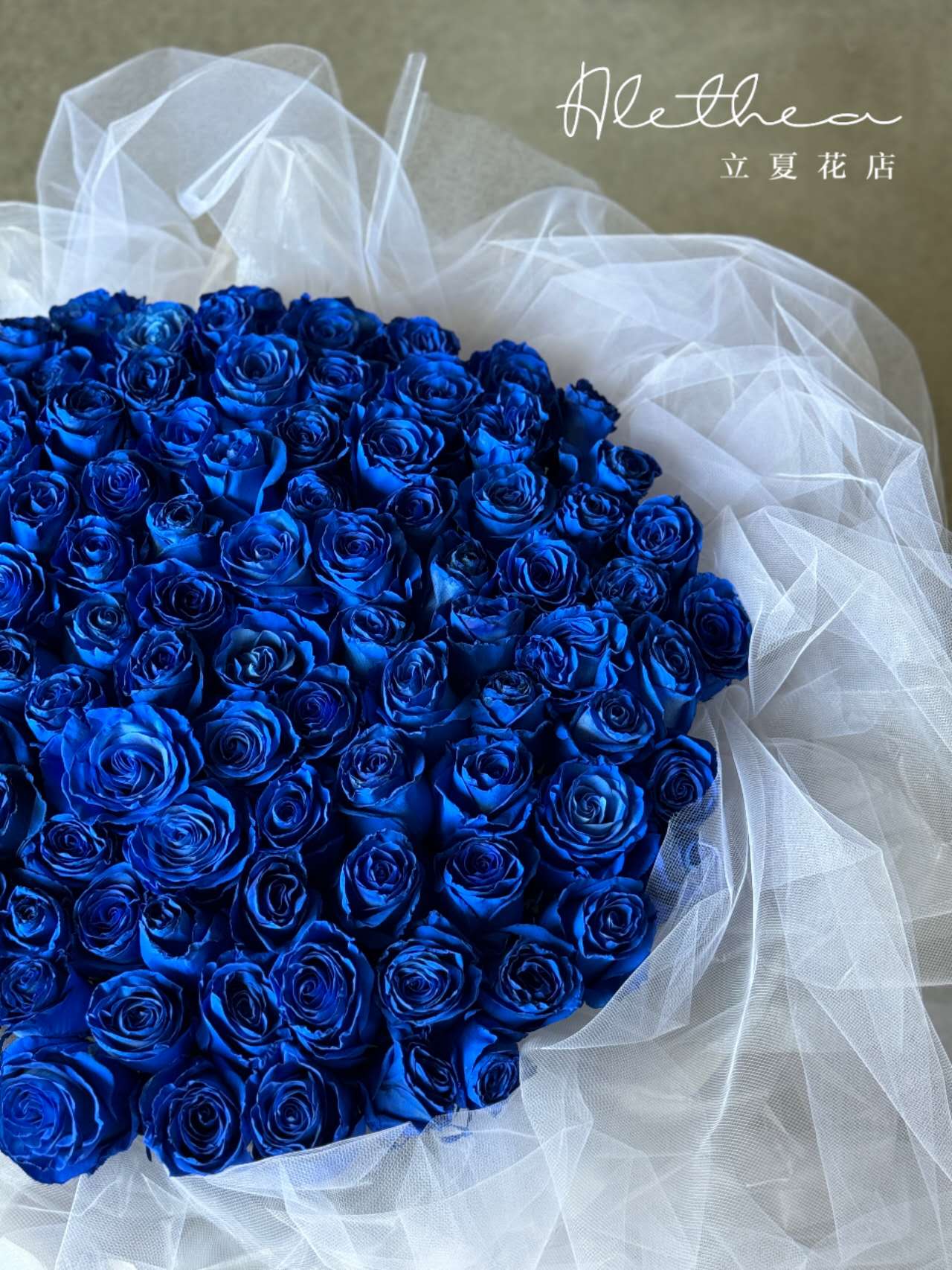 Sapphire chiffon rose bouquet