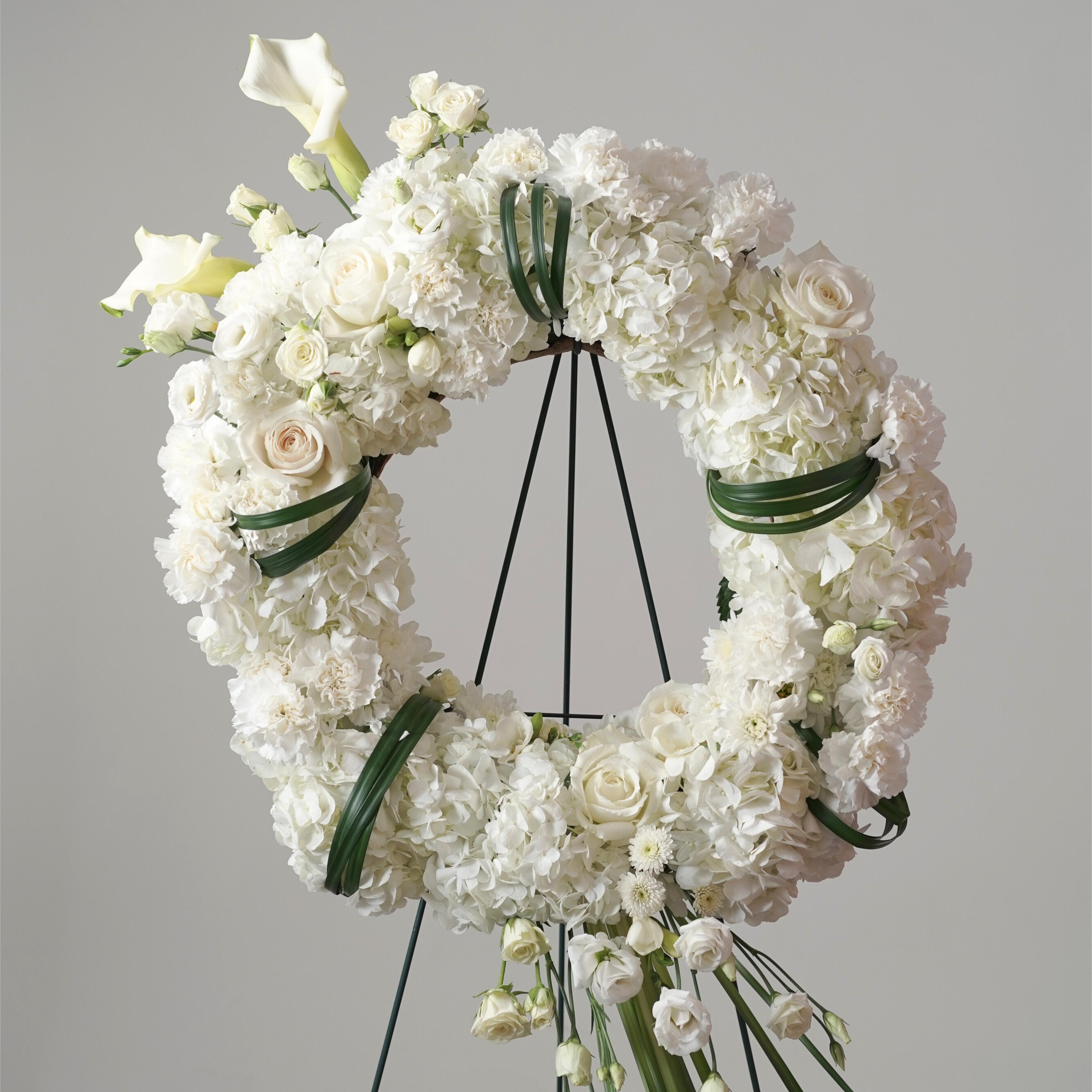 WhiteFuneralFlowersCircleWreath1.png